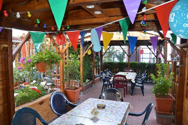 Idyllischer Biergarten im Grünen