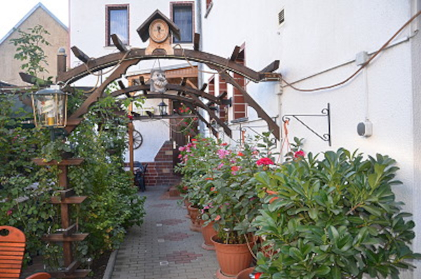 Biergarten mit Sitzplätzen im Freien