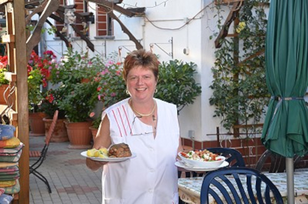 Ute Riethausen beim Service